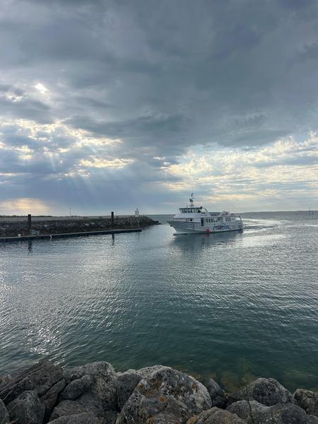 un navire rentrant dans le port.