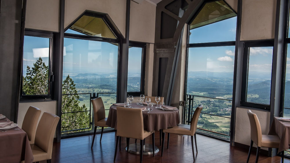 salle-pique-nique-au-sommet-du-puy-de-d-me-auvergne-rh-ne-alpes-tourisme