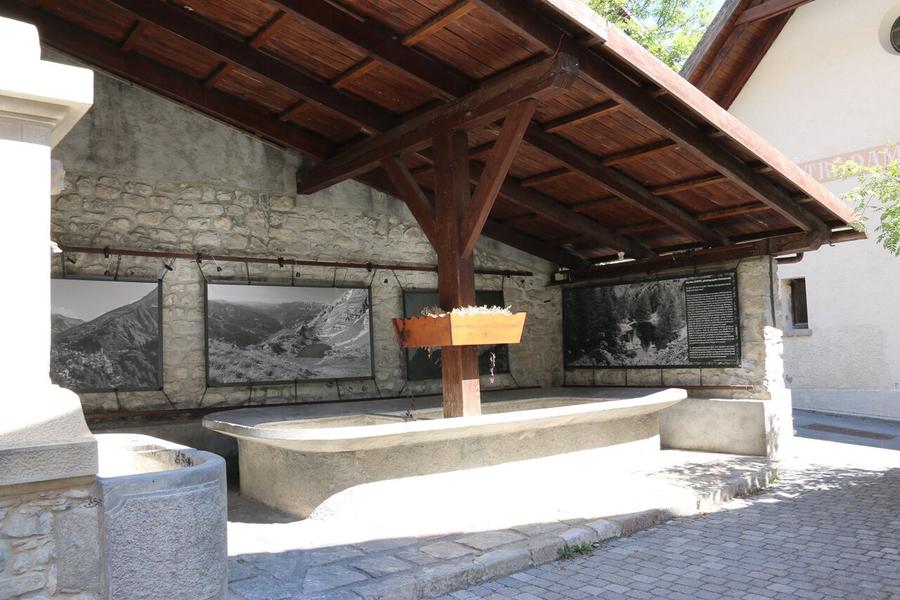 Exposition au Lavoir Retour en arrière pays de Gilbert Charles_Entraunes