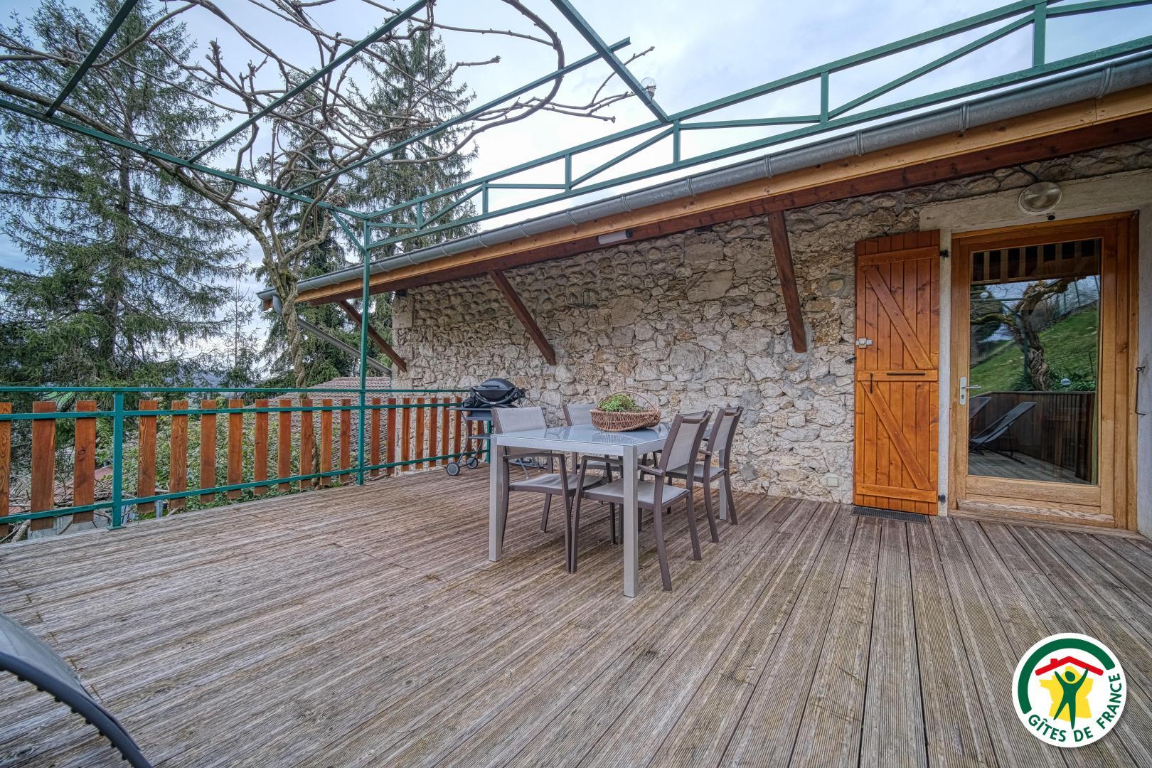 La terrasse sécurisée et l'entrée du gîte