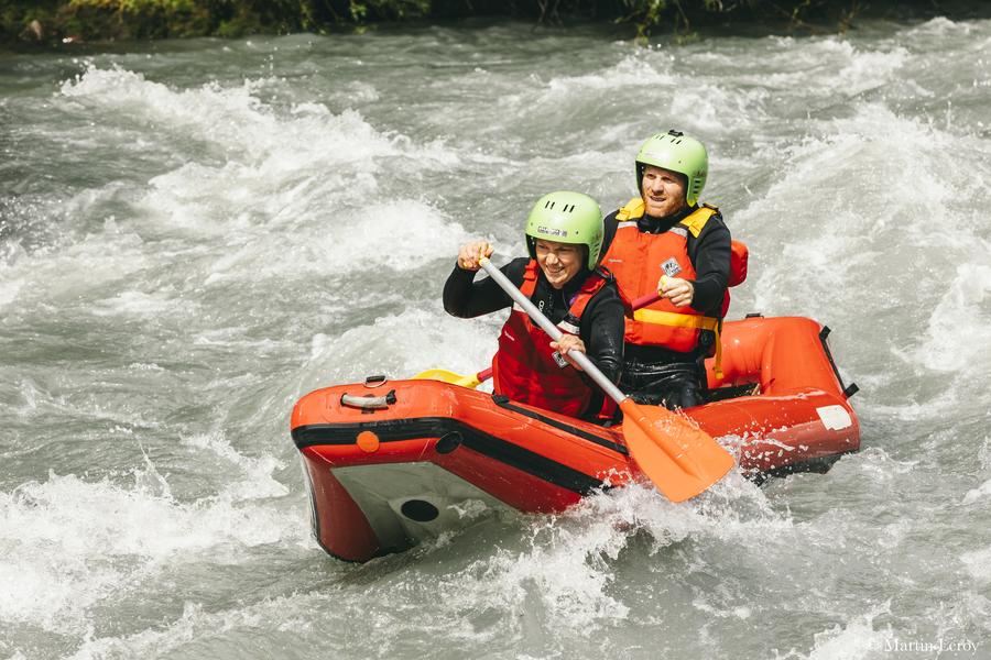 deux personnes dans un canoeraft deux personnes dans un canoeraft