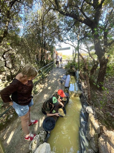 Grotte Forestière La rivière des chasseurs de cristaux avec public