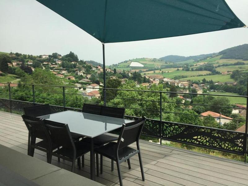 Gîte/maison de vacances indépendante \'La Belle Vie Là!\' à Saint-Forgeux (Rhône, Beaujolais, proximité Tarare et Lac des Sapins) : la terrasse.