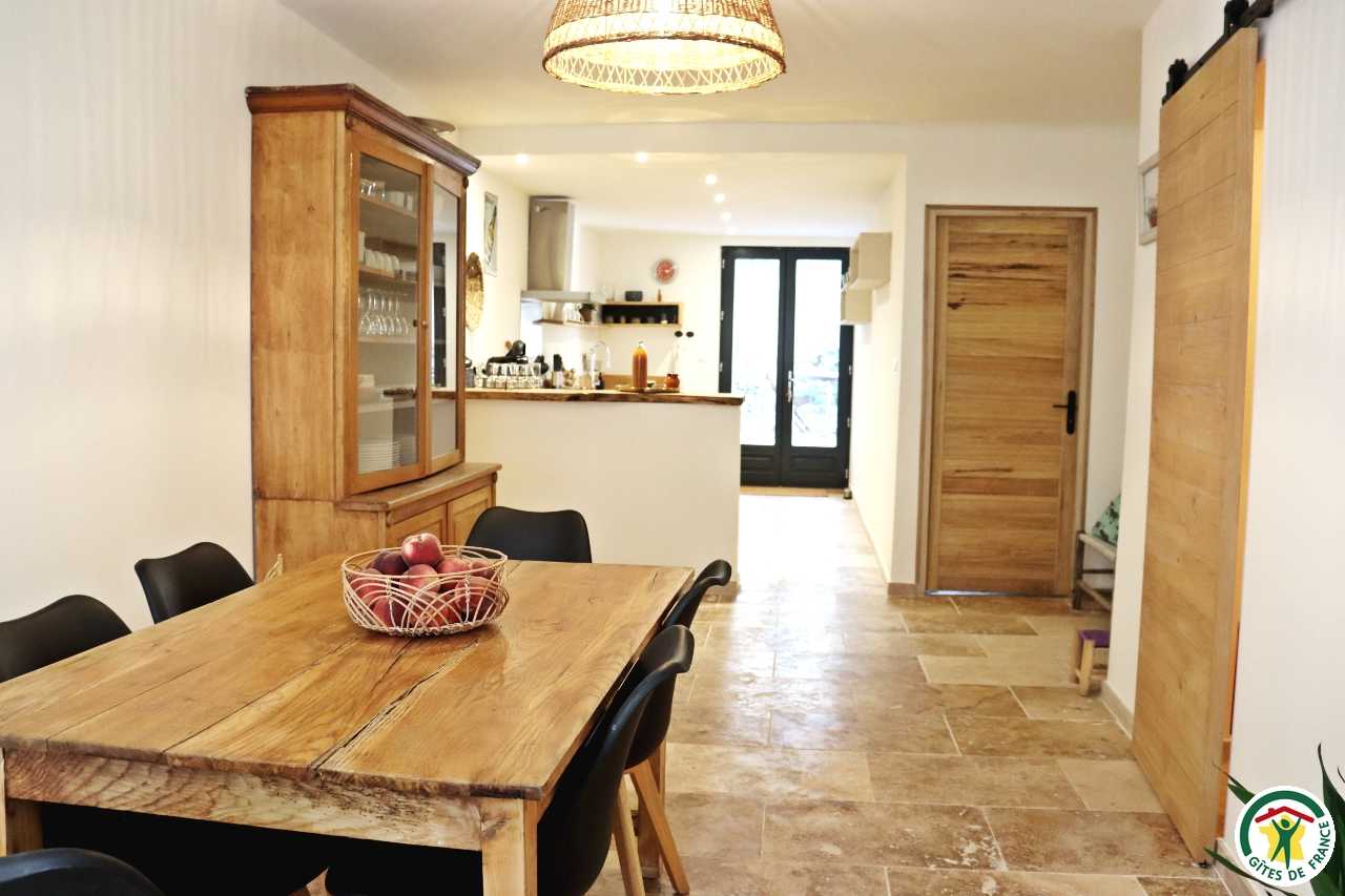 Espace salle à manger ouvert sur la cuisine