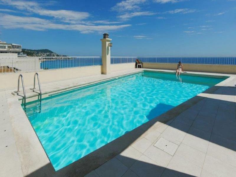 PISCINE SUR LE TOIT + SOLARIUM