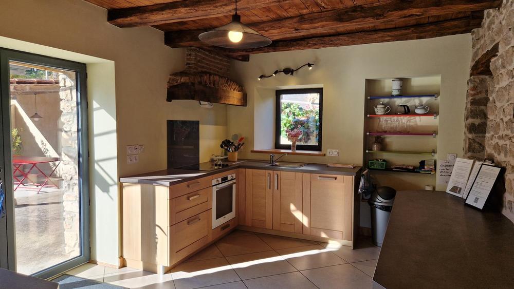 Gîte du Grand Peisselay à VALSONNE (Rhône - Beaujolais Vert) : cuisine donnant sur la salle à manger.