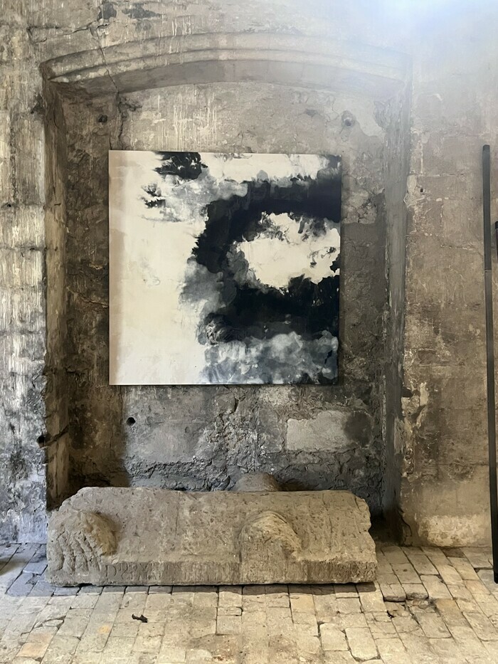 “à l’écart ” par l’artiste Florence Grundeler