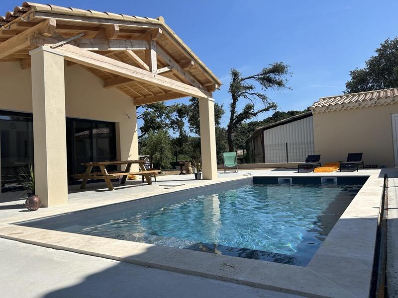 Vue extérieure entrée principale et piscine. Août 2024