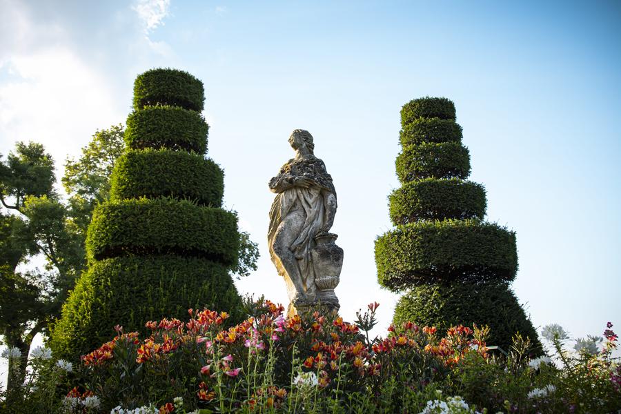 Statue au centre du jardin