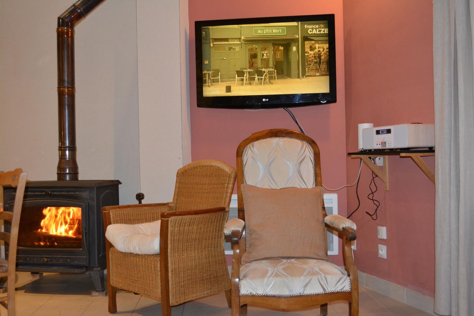 cheminée, télévision, radio, musique, et connexion wifi