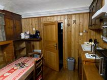 Salon d'appartement tout-en-un, coin cuisine, table à manger, ameublement en bois