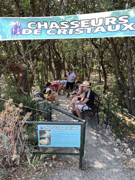 Grotte Forestière entrée rivière des chasseurs de cristaux