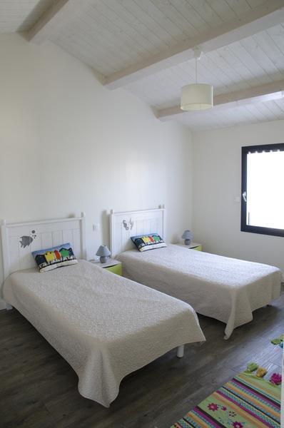 Chambre avec deux lits simples.