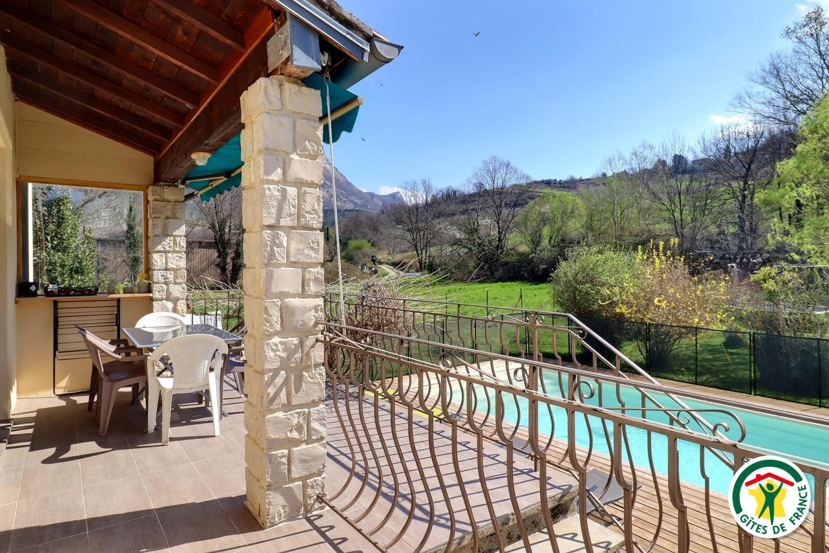 La terrasse vue sur la piscine