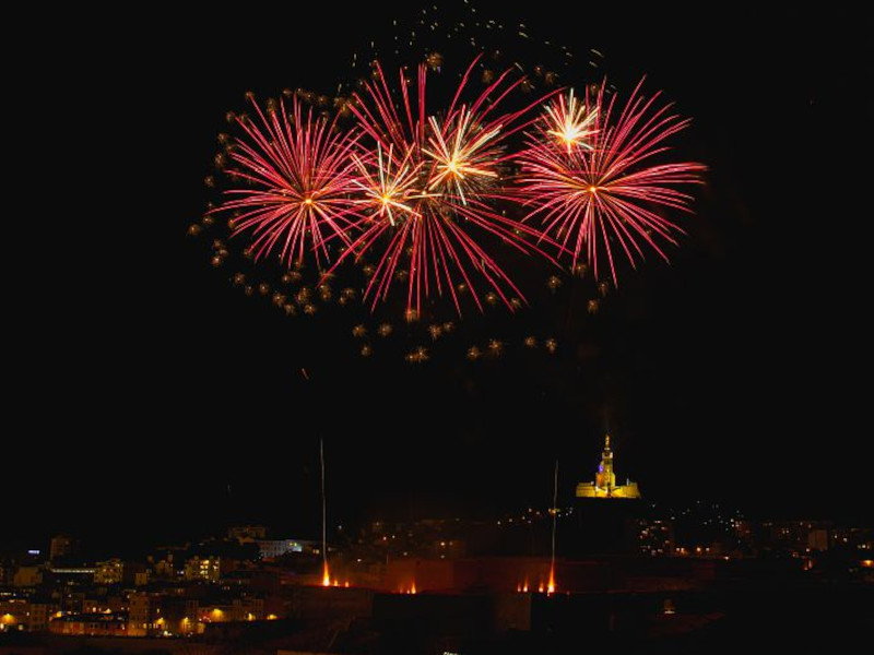 Spectacle de drones et feu d'artifice