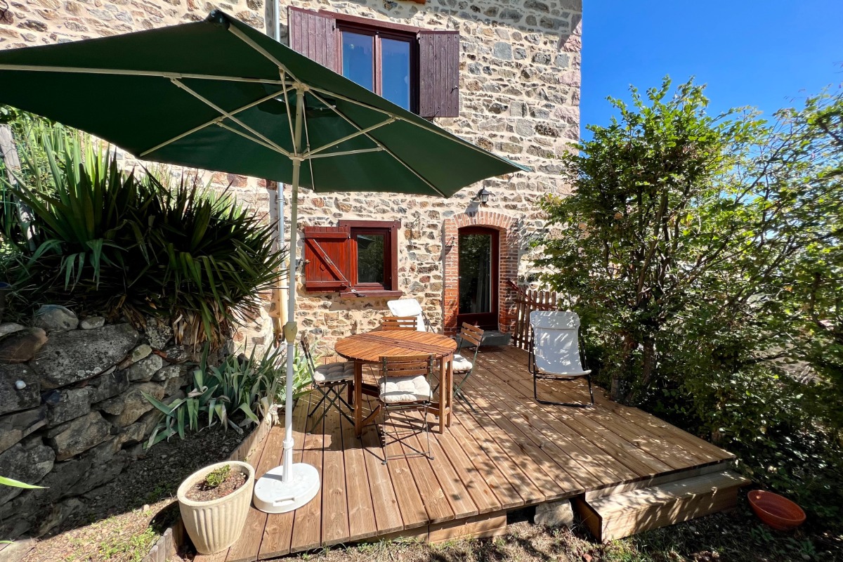 La terrasse avec son mobilier