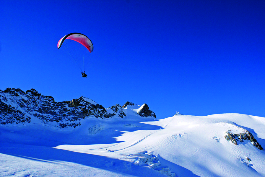 Vol au dessus du glacier de la Girose - © @Confident'Ciel