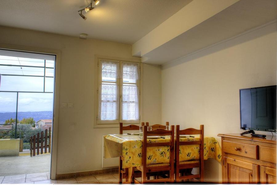 Gîte N°3 Espace des Oliviers-Coin repas/Télévision-Castagniers-Gîtes de France des Alpes-Maritimes