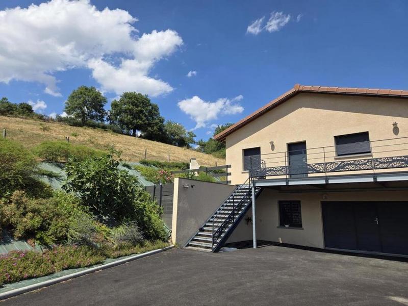 Gîte/maison de vacances indépendante \'La Belle Vie Là!\' à Saint-Forgeux (Rhône, Beaujolais, proximité Tarare et Lac des Sapins) : la maison et l\'accès.