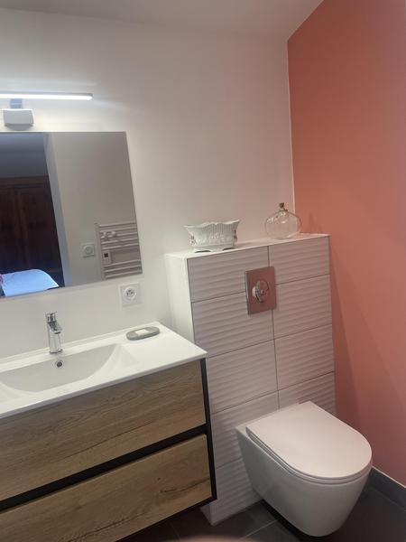 Evier et toilettes dans la salle d'eau de la chambre terracota