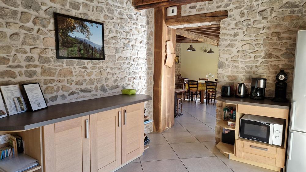 Gîte du Grand Peisselay à VALSONNE (Rhône - Beaujolais Vert) : la cuisine ouverte sur la salle à manger.