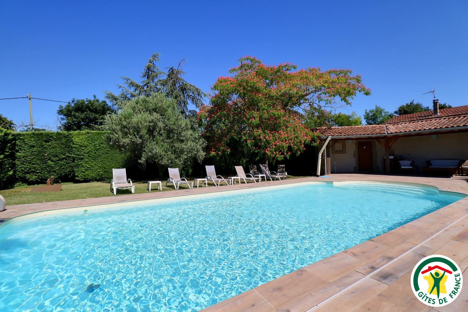Piscine à partager : 5x10 m, commune à un autre gîte. Accessible du lundi au vendredi de 10h à 18h30 du 15 mai au 15 septembre. Clôture et sécurisée par bâche à barres.