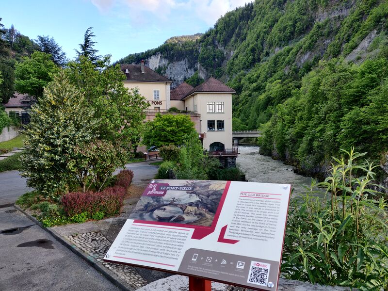 Le Pont Vieux et l'espace Carpano & Pons à Cluses
