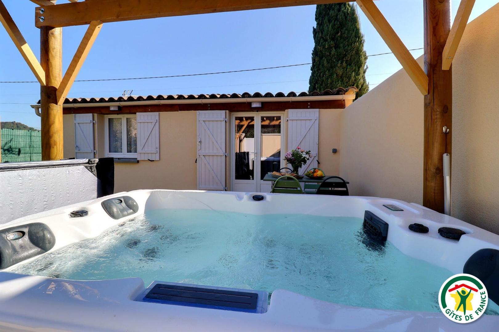 Le jacuzzi sous la pergola