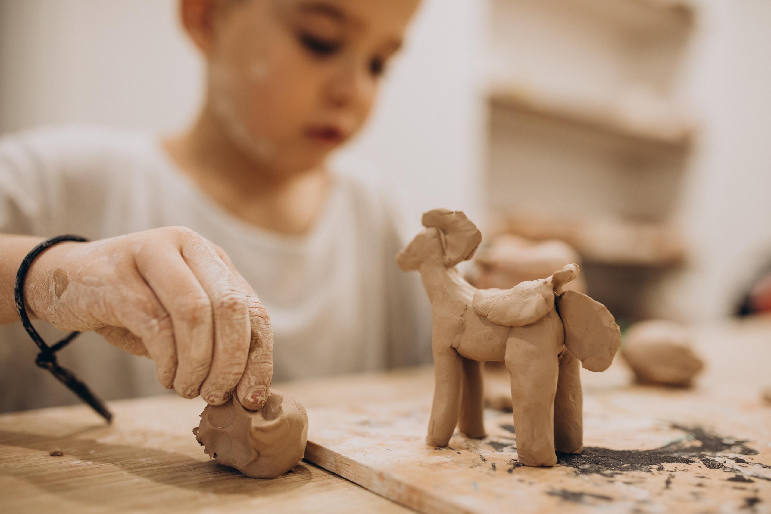Atelier modelage bestiaire inspiré de l'art roman