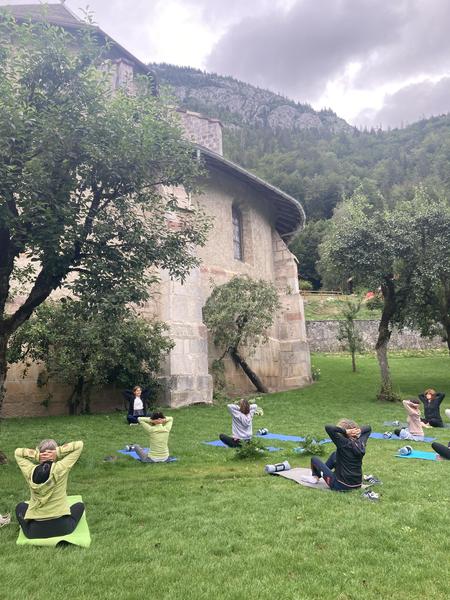 Découverte du yoga et de la méditation dans le jardin de l'Abbaye d'Abondance
