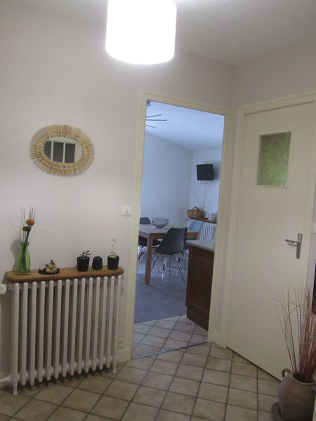 Couloir avec vue sur le salon.