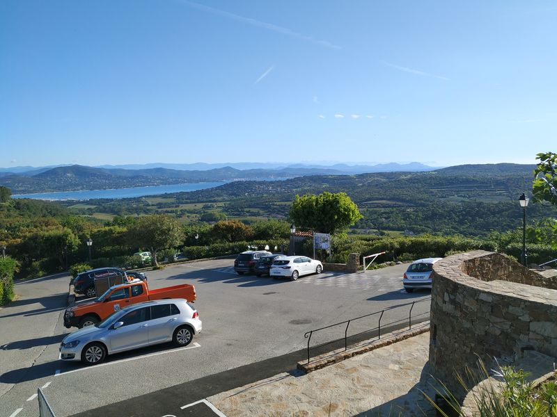 La place Léon Martel à Gassin