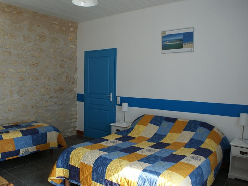 Chambre bleue : 1 lit double et 1 lit simple
