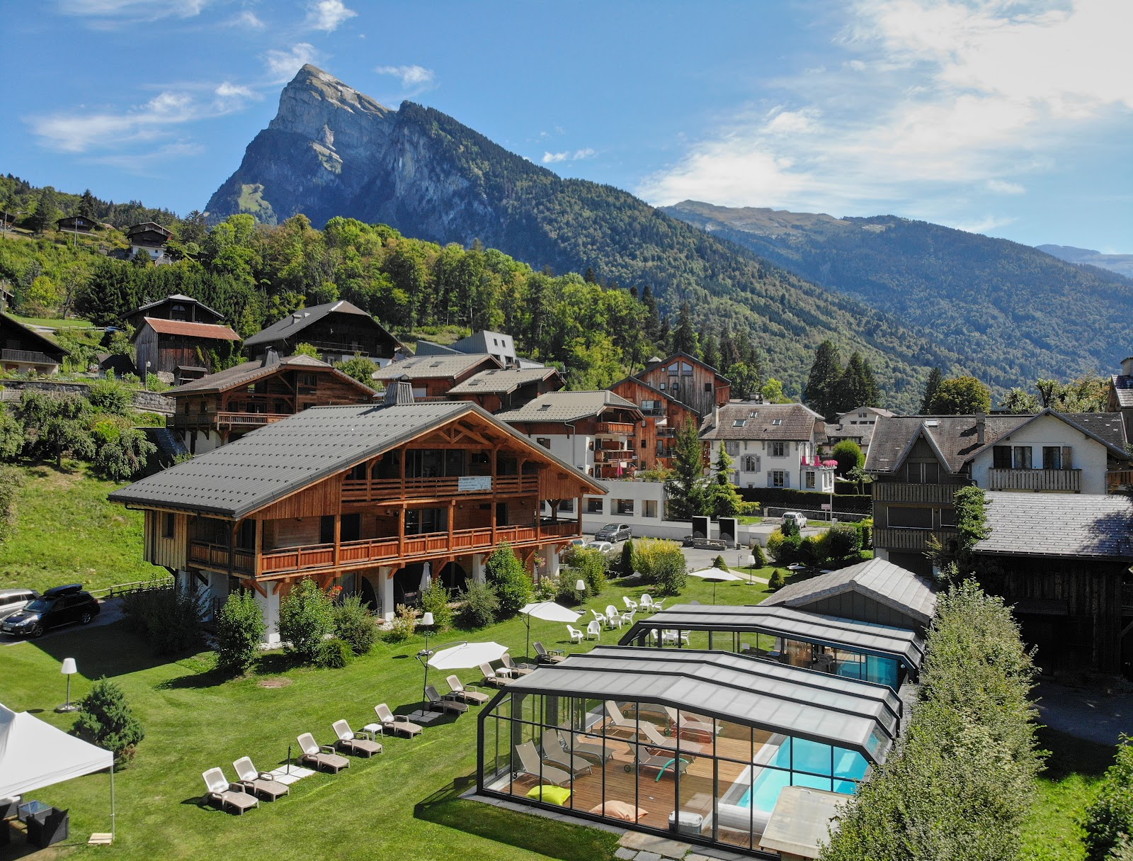Vue sur le parc de 2000m² autour de l'hôtel