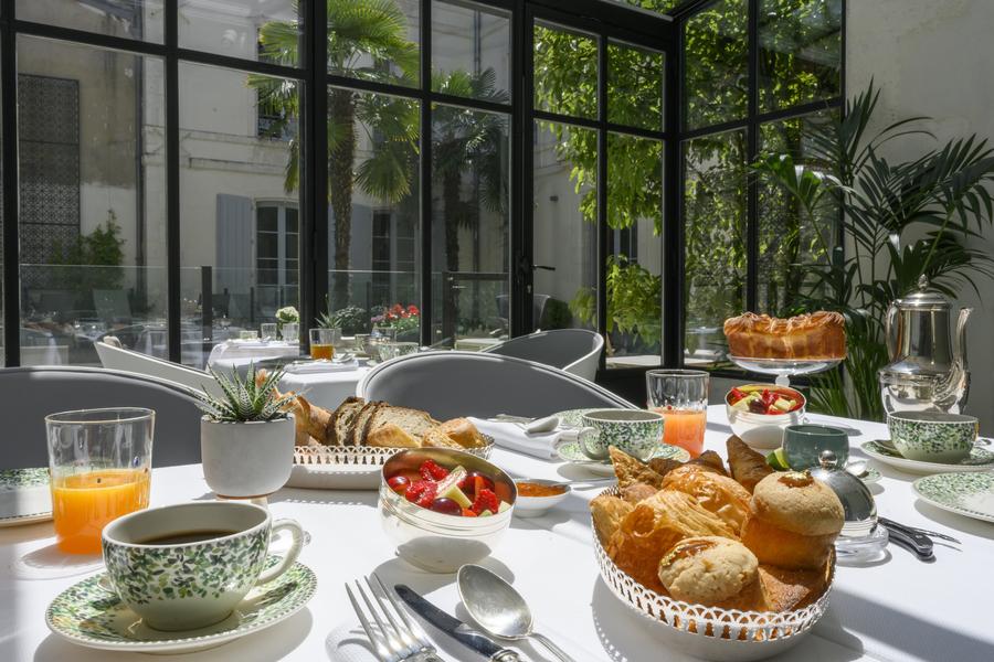 Table avec petit déjeuner en terrasse