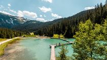La photo montre le lac de la Rosière et son eau turquoise