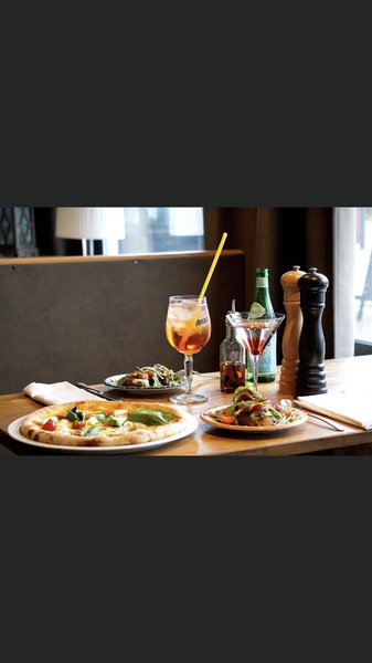 Table avec pizzas et cocktails