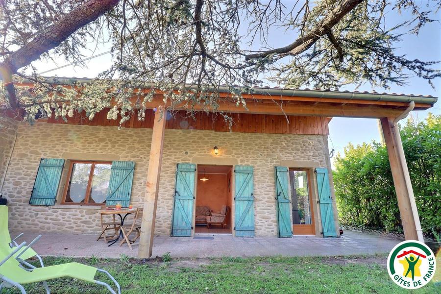 Entrée et terrasse du gîte côté est avec jardin ombragé