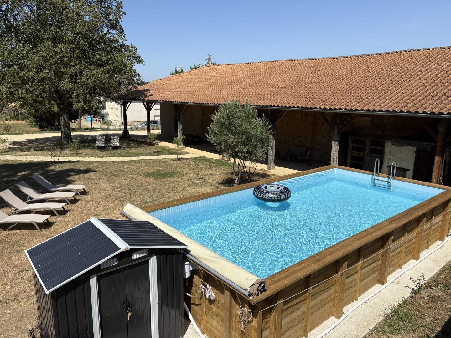 Piscine hors sol privée (8×4m, profondeur 1,38m, sécurisée par bâche à barres)