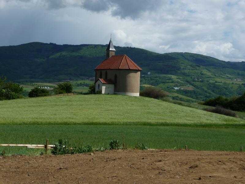 La chapelle sous un ciel d'orage