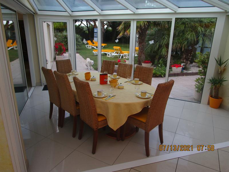 Salle à manger dans la véranda