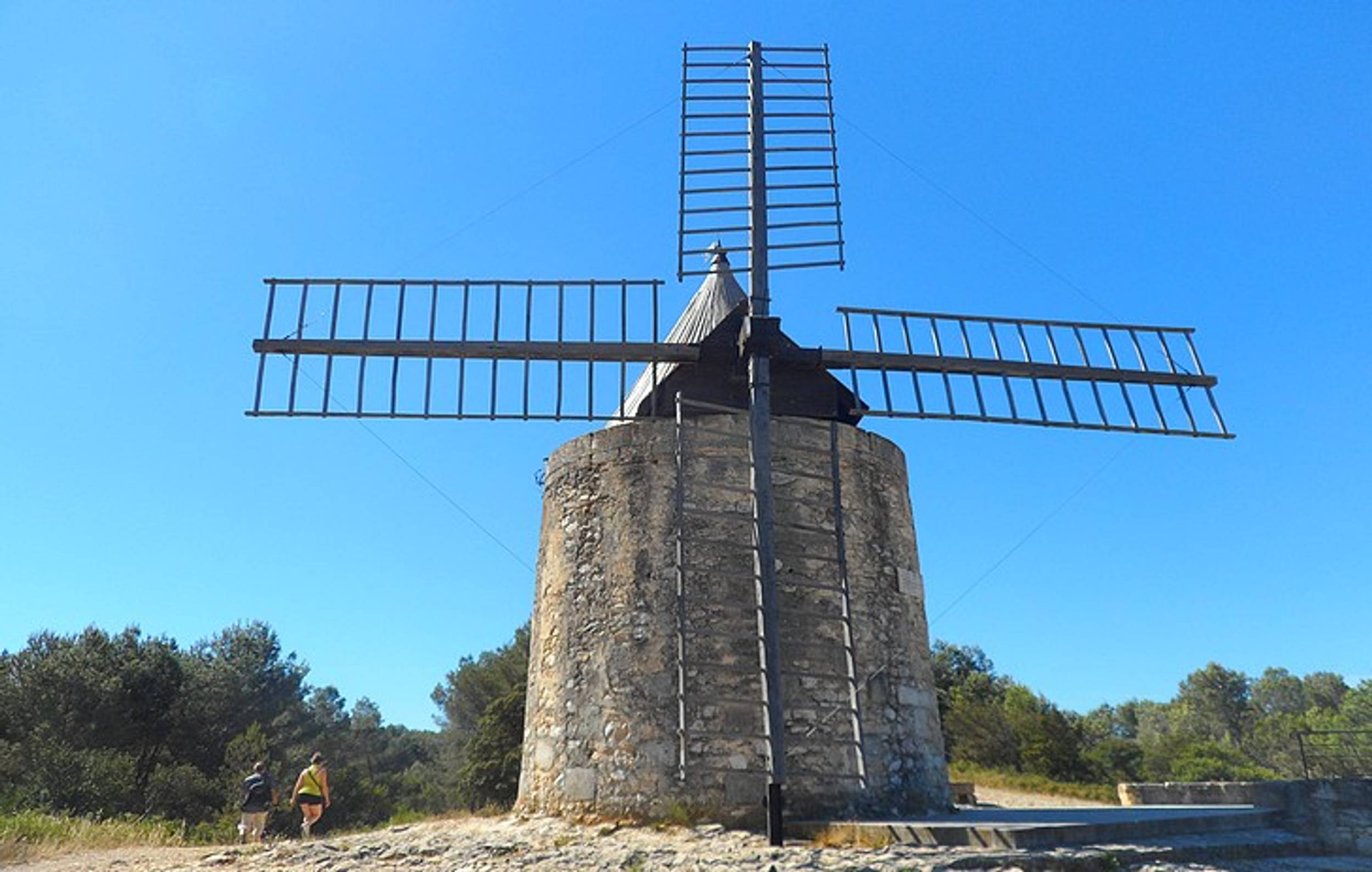 FONTVIEILLE - Le sentier des Moulins de Daudet — photo 2