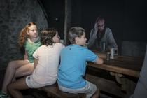 Salle de la taverne - visite du Repaire Louis Mandrin avec des enfants