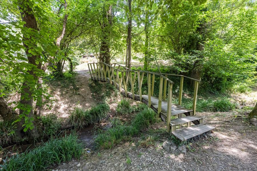 Un ruisseau traverse le camping