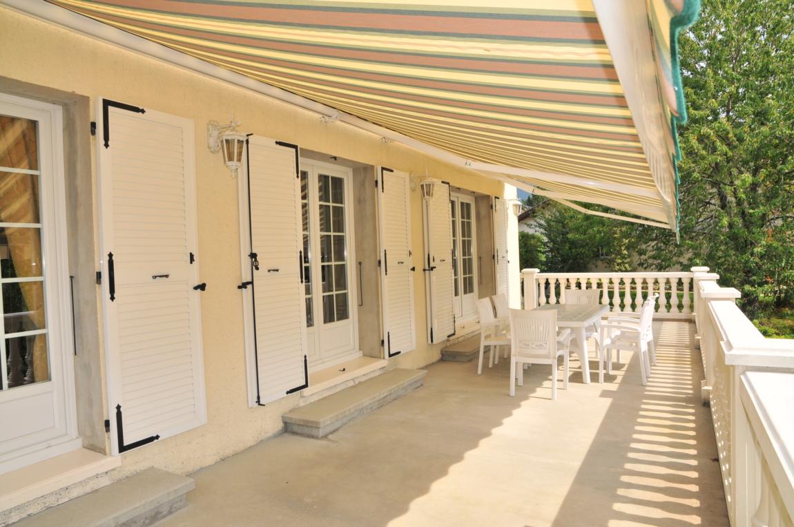 La grande terrasse de la villa, Gîte les Althéas à La Chapelle en Vercors, exposée sud