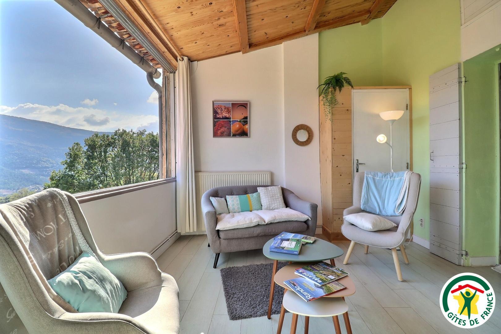 Salon TV lumineux et vue imprenable sur les montagnes