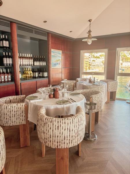 SALLE INTERIEURE VUE MER, VILLEFRANCHE-SUR-MER, RESTAURANT LE MAYSSA, DESIGN AMBIANCE, RESTAURANT CHIC