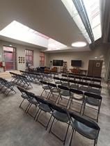 Notre Creative Room est un espace événementiel spacieux et flexible, idéale pour vos séminaires, formations et ateliers collaboratifs. Disponible à la demi-journée, à la journée ou en soirée, il s’adapte à vos besoins avec un mobilier entièrement modulable.  Cloisons vitrées offrant une ouverture sur l’espace commun, créant un environnement dynamique et lumineux. Option de confidentialité : possibilité d’ajouter une bande blanche sur les vitres pour plus d’intimité.  Grande luminosité naturelle grâce à ses fenêtres donnant sur l’extérieur.  Un espace moderne et adaptable, parfait pour stimuler la créativité et les échanges !