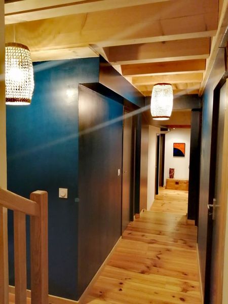 Le couloir qui dessert les 6 chambres du R-1