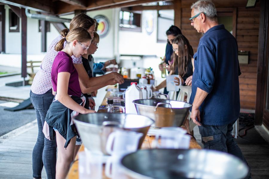 Workshop on making lip balm and roll-on for skiers